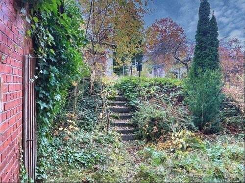 Zugang zum Haus, oben Garagen, Treppe defekt, links Öllagert - 