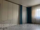 großes Schlafzimmer_5104_MiriamKunz-Immobilienmanagement.jpg - 