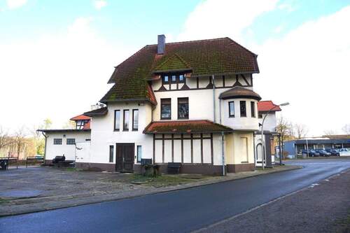 Seitenansicht vom Haus - 1 Zimmer Mehrfamilienhaus, Wohnhaus zum Kaufen in Munster