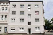 Gebäudeansicht - Charmante 2-Zimmer-Wohnung mit Entwicklungspotenzial
