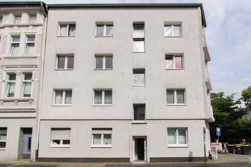 Gebäudeansicht - Charmante 2-Zimmer-Wohnung mit Entwicklungspotenzial