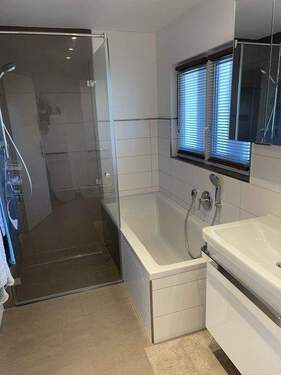 Bad Dusche und Wanne - 