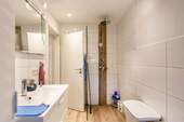 Bad im OG mit Dusche & Wanne - 