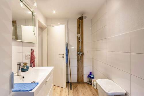 Bad im OG mit Dusche & Wanne - 