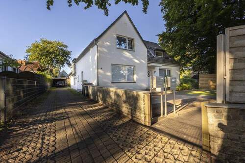 Haus mit Auffahrt zum Carport - 6 Zimmer Einfamilienhaus in Norderstedt
