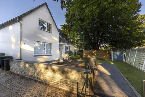 Blick in den Vorgarten - Einfamilienhaus mit 185,00 m² in Norderstedt zum Kaufen