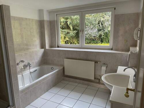 Bad mit Dusche, erstes OG - 