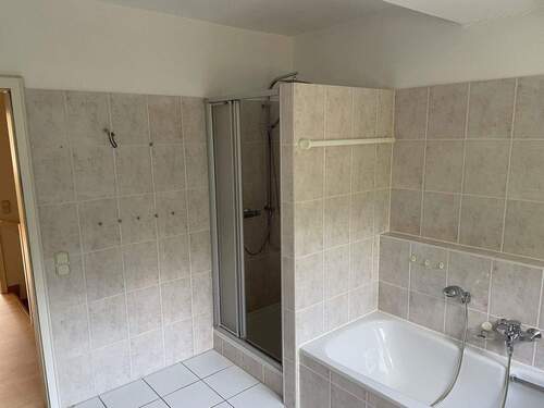 Bad mit Dusche, erstes OG - 