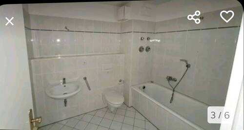 Bad mit Wanne - Sofort einziehen! Gemütliche Wohnung im Dachgeschoss, mit Aufzug.