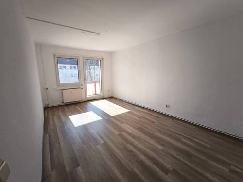 Wohnzimmer - 3 Zimmer Etagenwohnung zur Miete in Regis-Breitingen