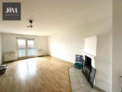 wohnzimmer-balkon-verkauf-joena - 2 Zimmer Etagenwohnung zum Kaufen in Bayreuth