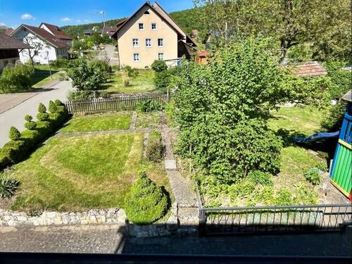 Blick in den Garten aufs Grundstück - 5 Zimmer Doppelhaushälfte in Küssaberg