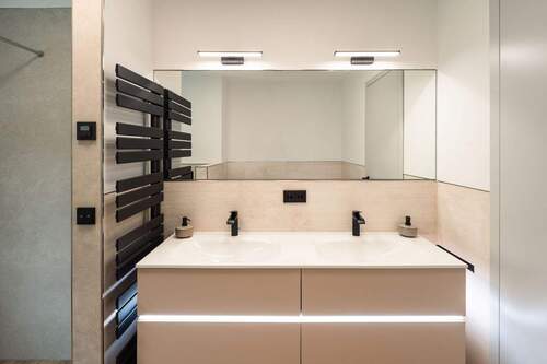 Moderner Doppelwaschtisch im Master-Badezimmer - 