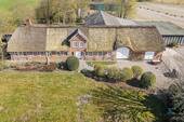 Luftaufnahme - Charmanter Resthof mit Reetdachhaus und großem Grundstück in Klixbüll
