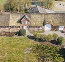 Charmanter Resthof mit Reetdachhaus und großem Grundstück in Klixbüll