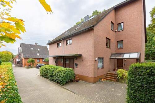 Hausansicht - Attraktives Doppelhaus für die große Familie in zentraler Lage