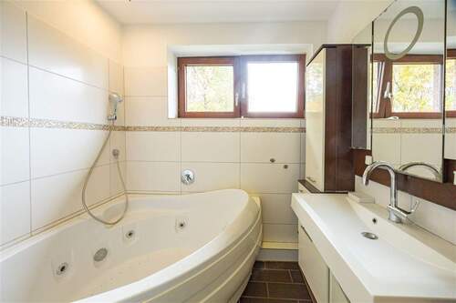 Bad mit Whirlpool und Fenster - 
