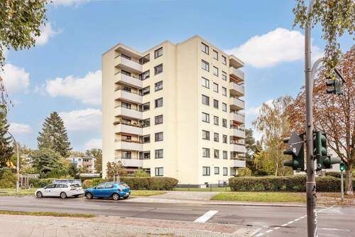 Hausansicht - Sanierungsbedürftige Wohnung mit Stellplatz in Berlin-Zehlendorf