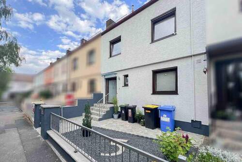 Hausansicht ( Sommer ) - 6 Zimmer Reihenmittelhaus in Nürnberg