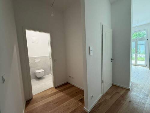 Eingangsbereich mit Garderobennische und Abstellkammer mit WM-Anschluss - 2 Zimmer Etagenwohnung zum Kaufen in München