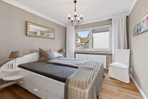 Schlafzimmer EG - 8 Zimmer Mehrfamilienhaus, Wohnhaus zum Kaufen in Langenfeld