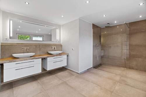 Bad EG - 8 Zimmer Mehrfamilienhaus, Wohnhaus in Langenfeld