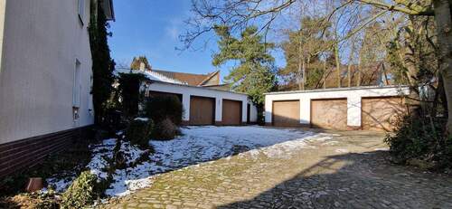 Garagen - 9 Zimmer Mehrfamilienhaus, Wohnhaus in Schöningen