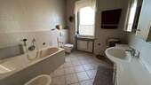 Bad mit Wanne EG - Mehrfamilienhaus, Wohnhaus mit 260,00 m² in Schöningen zum Kaufen