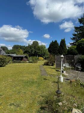 Blick in den Garten - 5 Zimmer Bungalow zum Kaufen in Hamburg