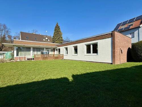 Hausansicht und Garten - 4 Zimmer Bungalow zum Kaufen in Fröndenberg/Ruhr