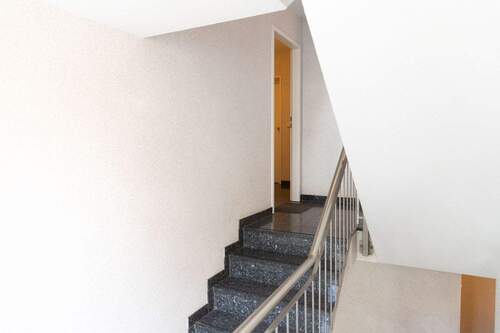 Das hochwertige Treppenhaus mit Fahrstuhl - 