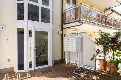 Die Hauseingangstür zum Kurpark 1 - 