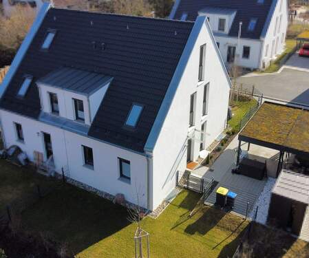 Nord-Westansicht Drohnenaufnahme - 5 Zimmer Doppelhaushälfte zum Kaufen in Erlangen