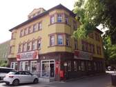 Gebäudeansicht Straßenseite.JPG - gemütliche 3-Raum Maisonette-Wohnung mit Balkon im Dachgeschoss