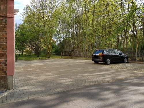 Parkplatz.jpg - Etagenwohnung mit 69,70 m² in Cottbus zur Miete