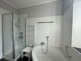 Bad mit Dusche - 