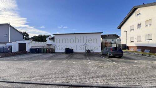 Parkplätze : Außenansicht - Mehrfamilienhaus, Wohnhaus mit 420,00 m&sup2; in Lampertheim zum Kaufen