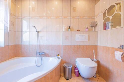 Vollbad mit großer Eckbadewanne - 