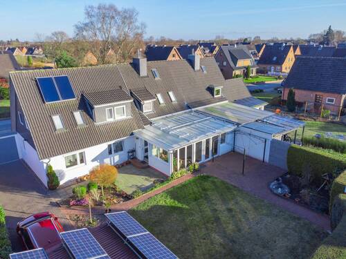 Hausansicht mit Garten - Gepflegte und moderne Doppelhaushälfte mit zwei separaten Wohnungen mitten in Fockbek