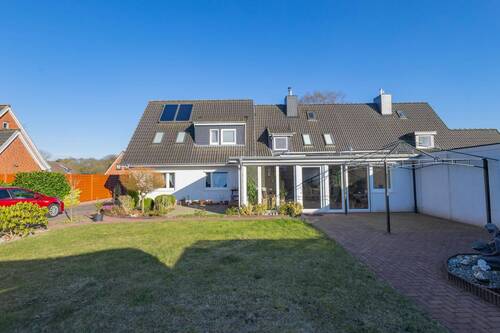 Hausansicht mit Wintergarten - 6 Zimmer Mehrfamilienhaus, Wohnhaus in Fockbek