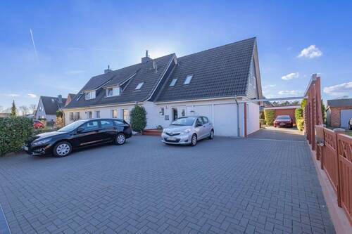 Hausansicht Auffahrt - Mehrfamilienhaus, Wohnhaus mit 160,90 m&sup2; in Fockbek zum Kaufen