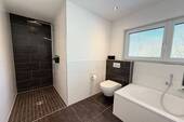 Bad mit Dusche, WC und Badewanne II - 