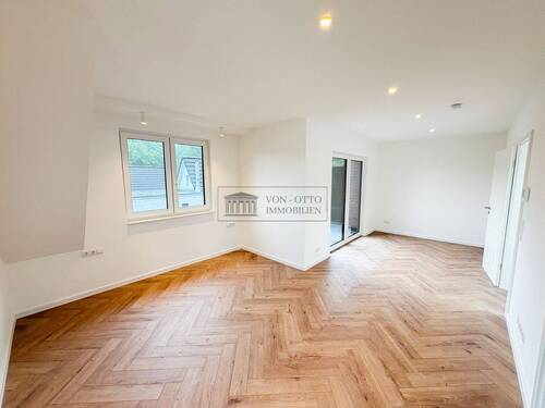 Schlafzimmer mit Balkon - 4 Zimmer Mehrfamilienhaus, Wohnhaus in Hamburg