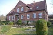 der Gutshof mit vier Wohnungen - 4 Zimmer Mehrfamilienhaus, Wohnhaus in Sagard