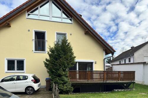 Ansicht mit Terrasse und Garten - Charmantes Reiheneckhaus in Top Lage in Grafrath