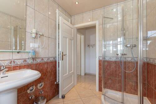 Das gepflegte Tageslicht-Badezimmer - 