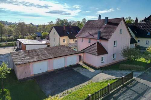 Ansicht Straße - 6 Zimmer Einfamilienhaus in Amberg