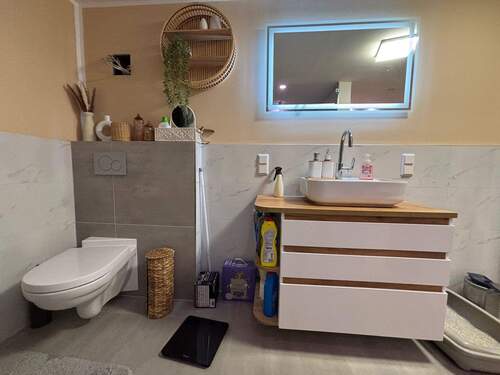 Teilansicht vom Badezimmer.jpeg - 