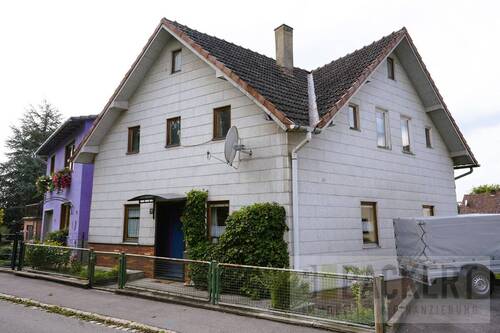 Ansicht Straßenseite - 5 Zimmer Doppelhaushälfte zum Kaufen in Rödental