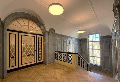 imposanter Treppenaufgang straßenseitig - 